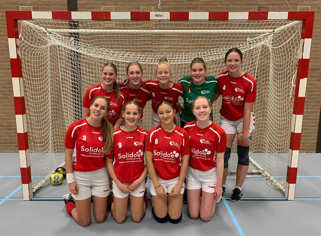 Solidoe nieuwe sponsor handbalmeiden B1